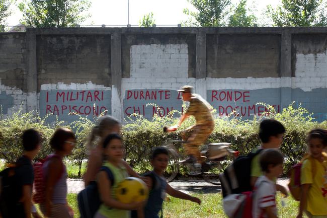 una-mano-dietro-al-muro